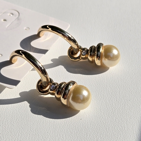 Vintage Gold and Cream Pearl Fuax Pearl Earrings - Picture 17 of 17